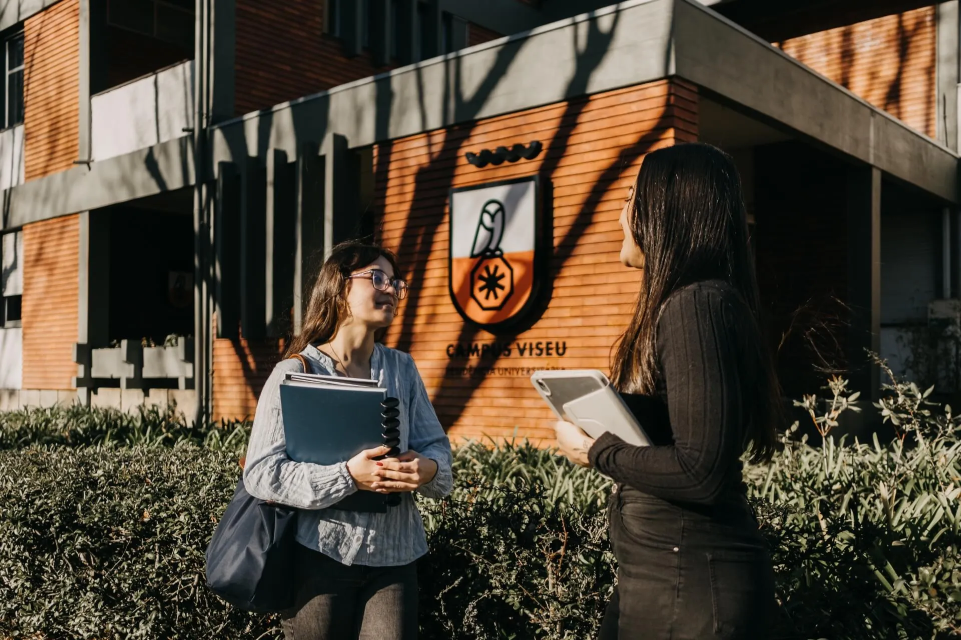 Estudantes à porta da Campus Viseu - residência universitária privada em Viseu.