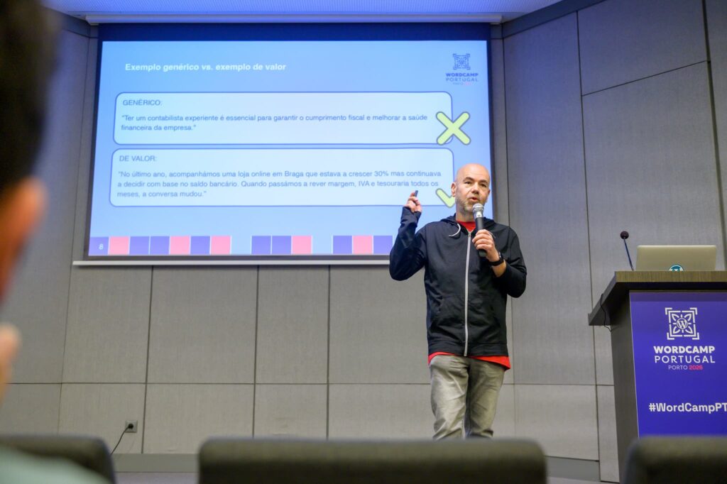 José Freitas, da Kaksi Media, no palco principal do WordCamp Portugal 2026.